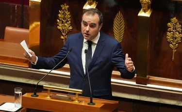 Lecornu, salvo per 18 voti: mozioni di sfiducia respinte