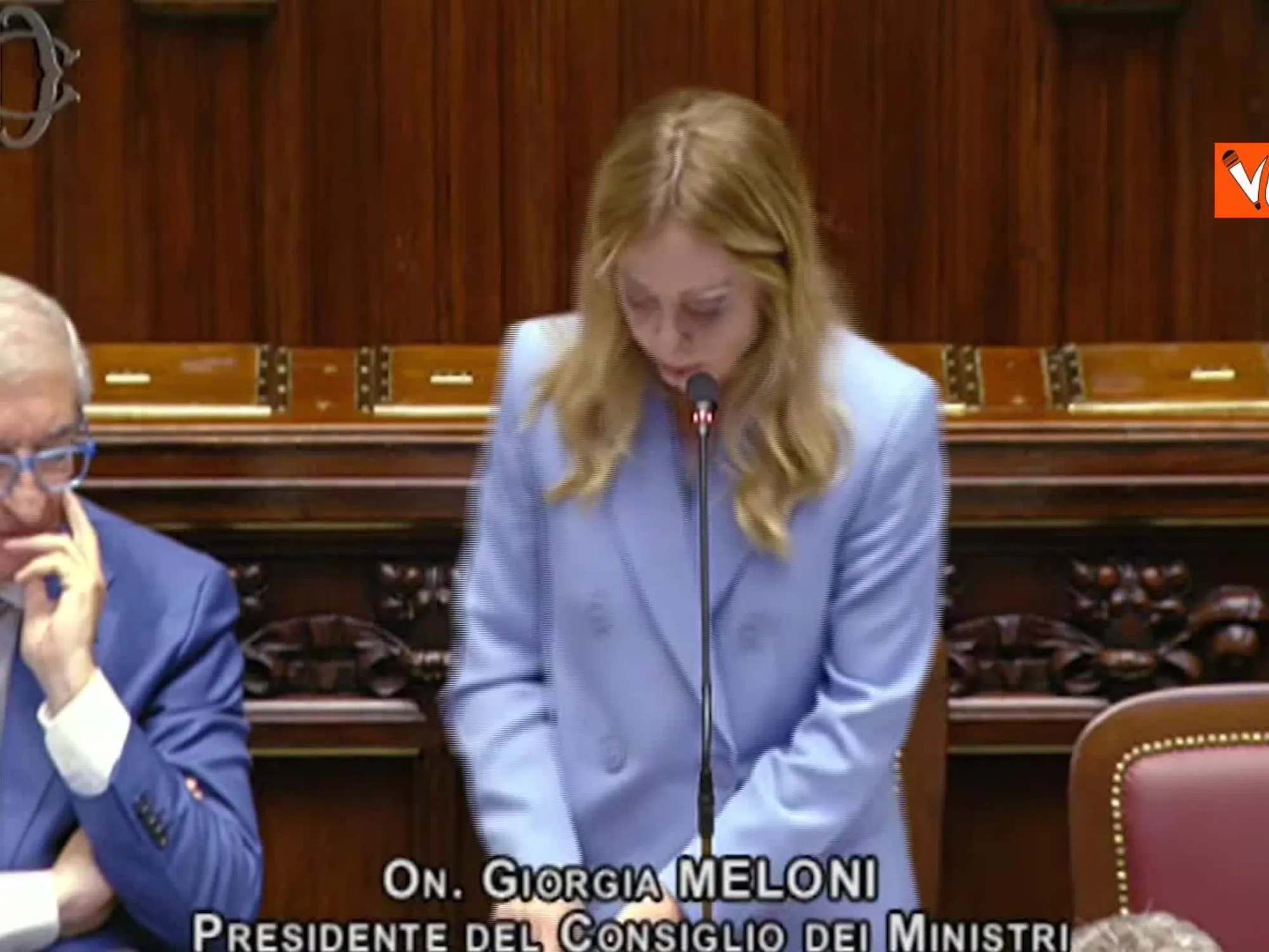 "Premier con le ginocchiere...": orrore del grillino, Meloni lo spiana. 