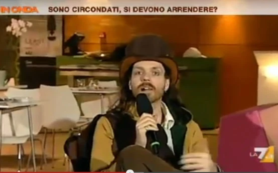 Show grillino a La7: il Cappellaio Matto a In Onda contro Pd e Pdl