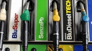 Israele, effetti anche sull'Italia: si rischia "la benzina a 3 euro al litro"
