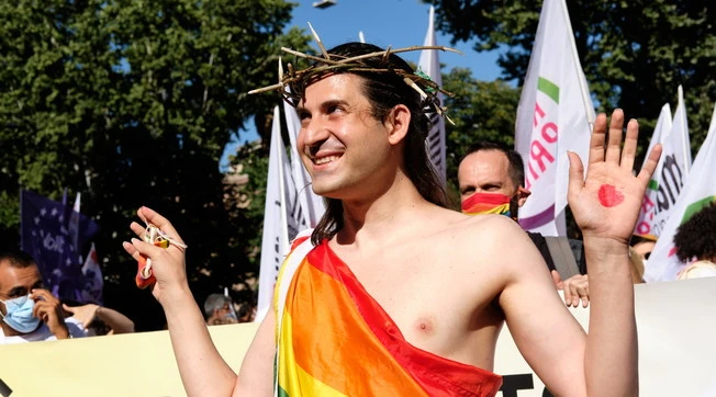Gianluigi Paragone, sfregio a Cristo al Pride: "La mia libertà di insultare questo tizio qui