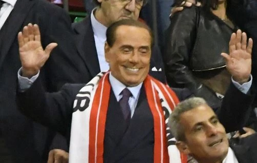 Silvio Berlusconi: "Scusate, devo andare a putt***", scherza coi tifosi in trasferta ad Olbia per il Monza