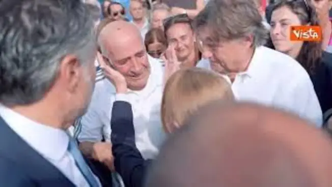 Leggi l'articolo: Meloni ad Amatrice, un anziano si commuove: La gioia più grande. Meloni: Non mi far commuovere