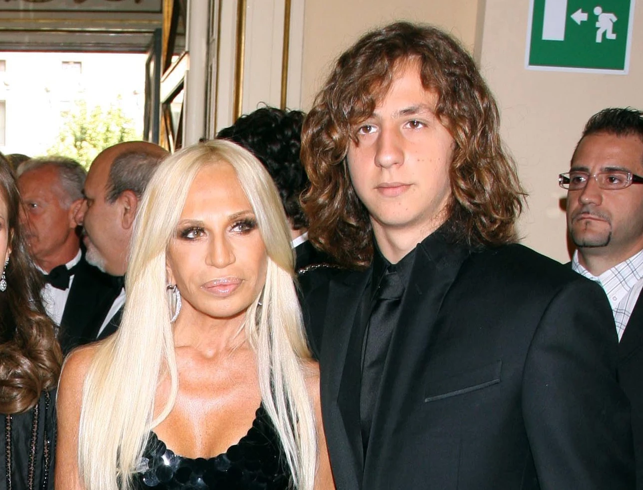 La scelta con cui frantuma il cuore della madre. Donatella Versace, come la ha ridotta suo figlio Daniel