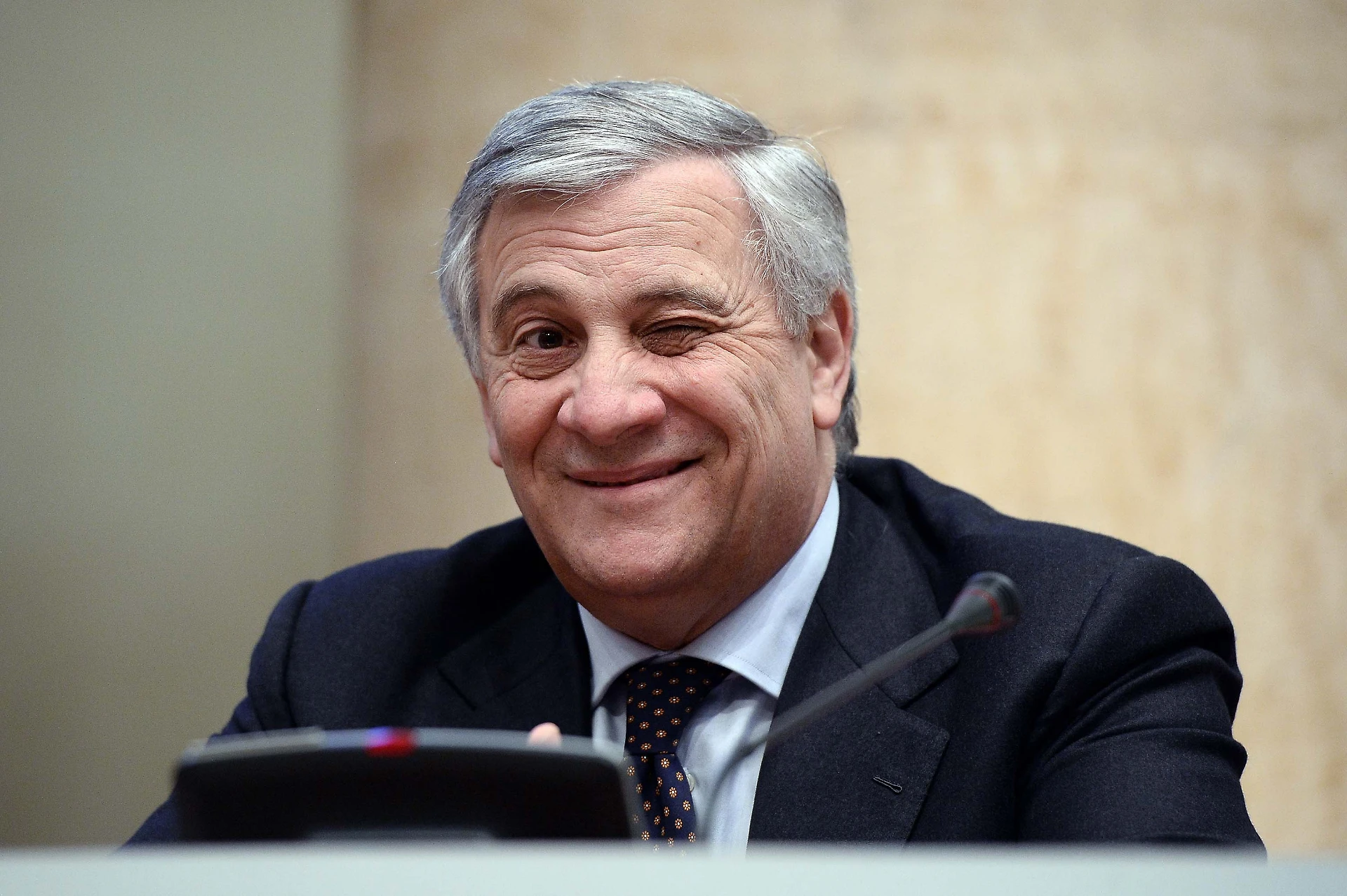 Tajani candidato di Berlusconi, il gesto da premer: quanti soldi ha restituito. La sua lezione ai grillini