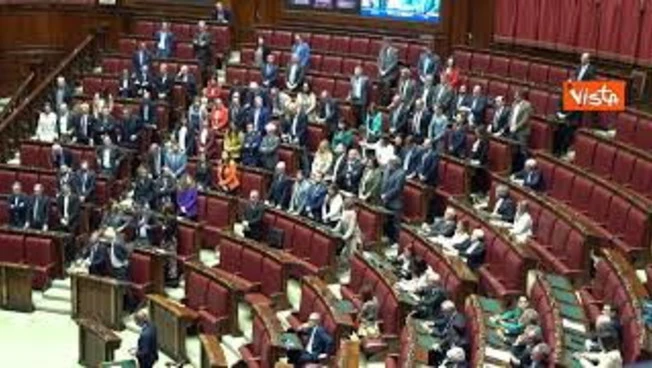 Conte in Aula si alza e chiede silenzio per Gaza, Meloni e la maggioranza restano seduti