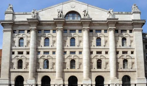 E a Milano crollano i titoli bancari: Piazza Affari lascia sul terreno il 3%. Pessimi i dati sul Pil