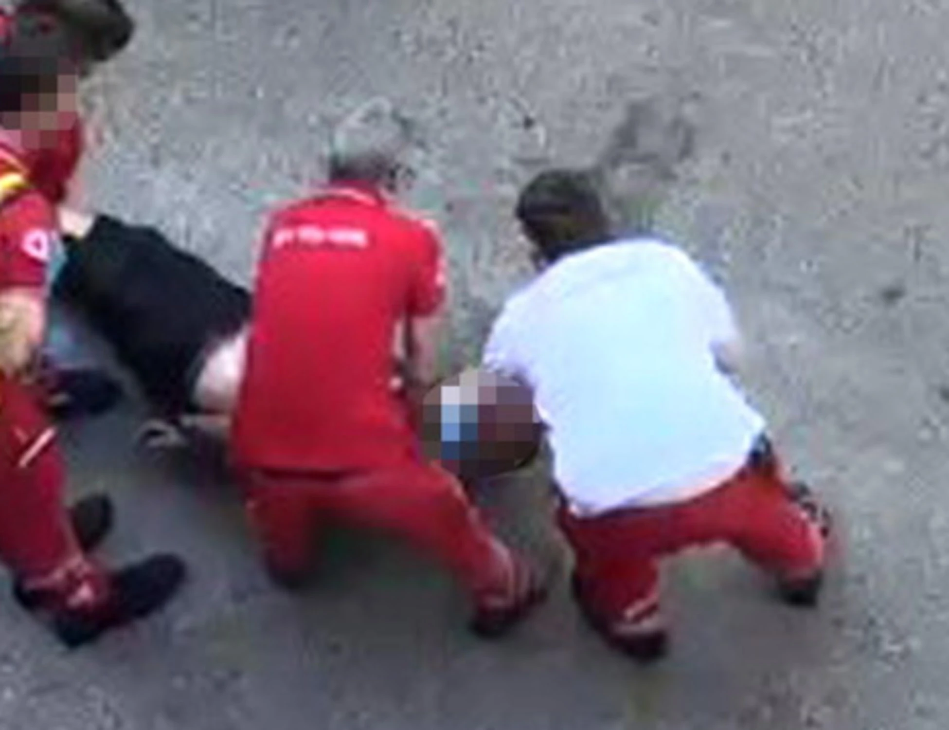 Fakir, il video della rianimazione. Il legale: "Volto marrone per lo spray"