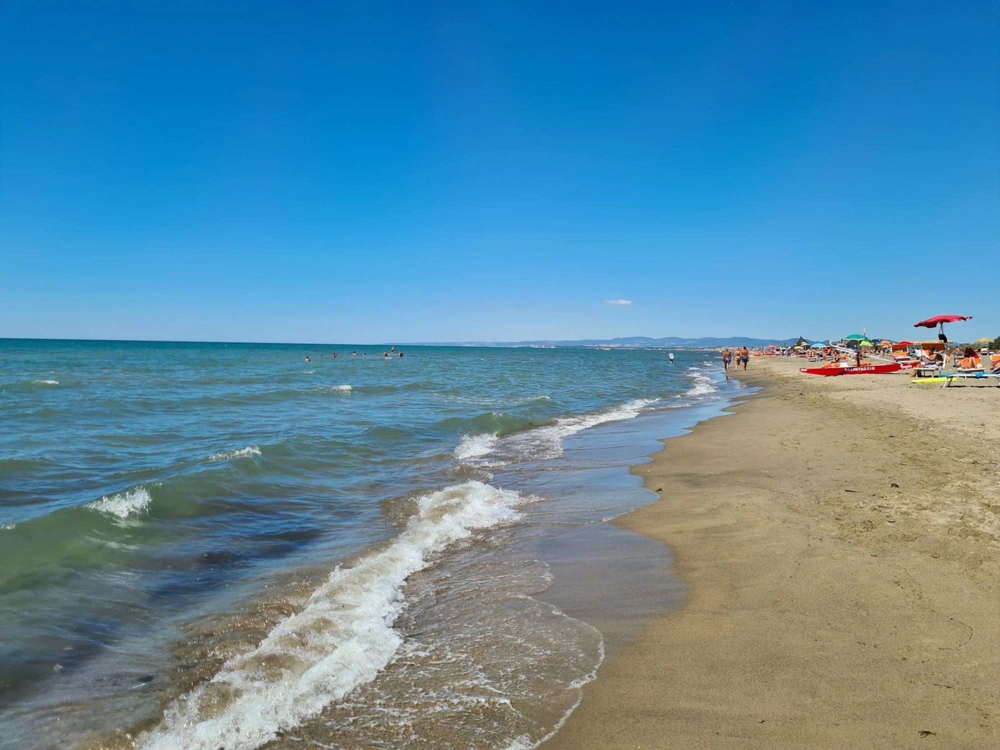Maccarese, un cadavere in spiaggia: orrore all'alba e mistero fitto
