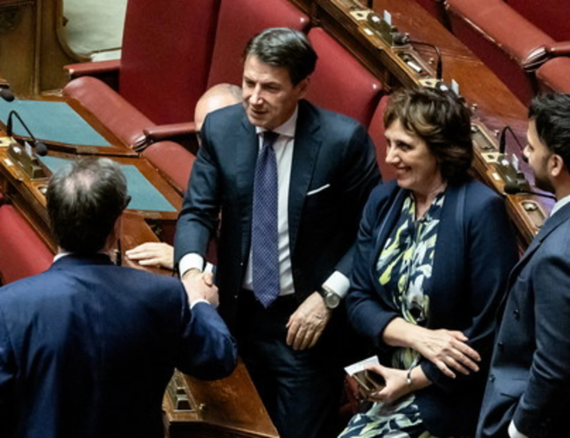 Conte torna in aula Giorgetti si alza per stringergli la mano e lui lo pugnala: "Coscienza sporca"
