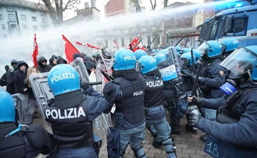 Avs in prima linea tra i violenti in piazza: scandalo a Roma