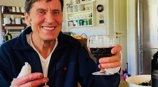 Gianni Morandi, il messaggio drammatico: "Spero di farcela". Riabilitazione dopo le ustioni, perché sarà durissima