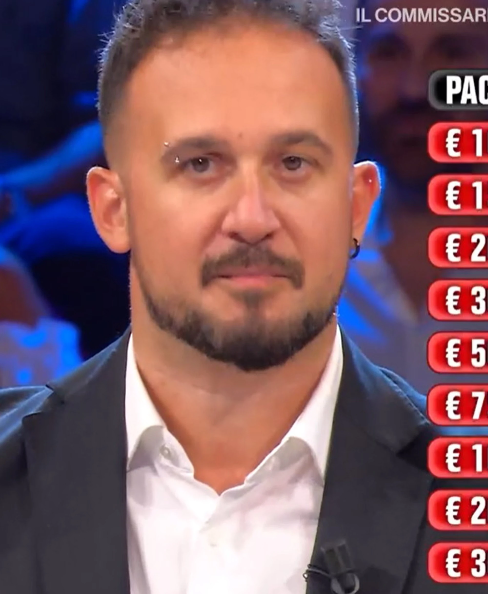 Affari tuoi, "massa di disagiati": Leonardo, caos sui titoli di coda