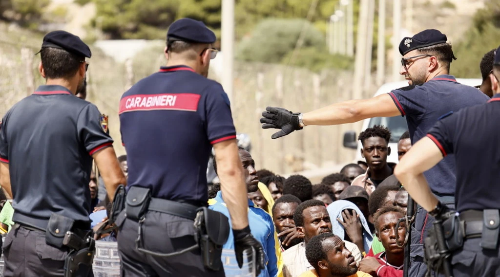 Immigrazione, chi dichiara il falso espulso dall'Italia: governo col pugno di ferro
