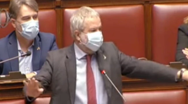 Mes, Claudio Borghi contro Conte: "Oggi si decide tra patrioti e traditori. Ho una domanda per lei, presidente"