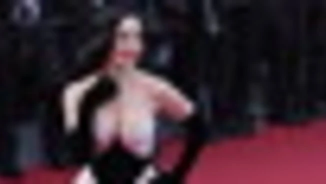 Cannes, sul red carpet Ken Loach, Juliette Binoche e Dita von Teese