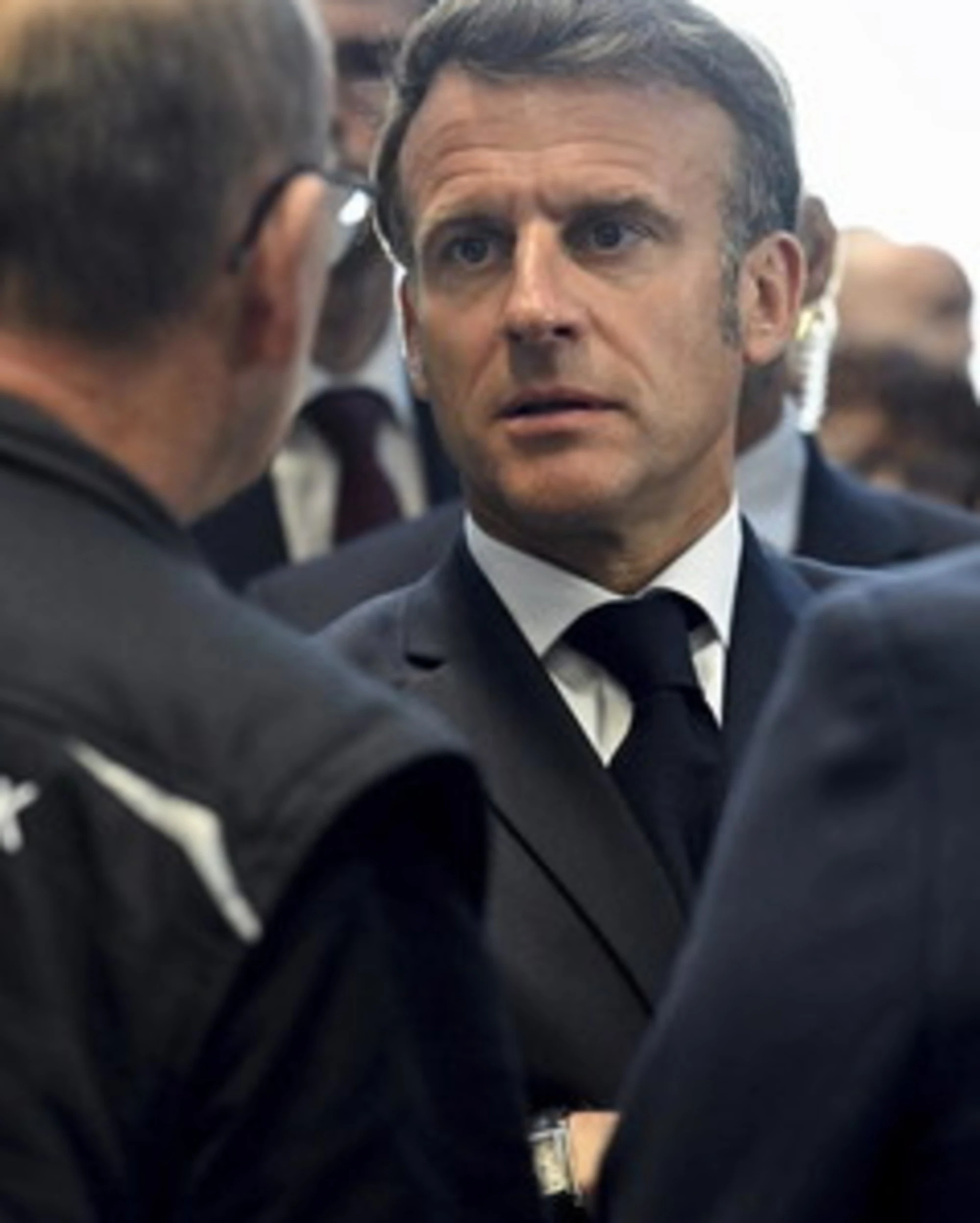 A Cannes la grandeur di Macron resta in mutande