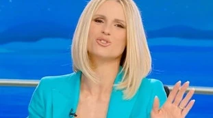 Striscia la Notizia, "agguato" di Antonio Ricci alla Hunziker: "Che imbarazzo", il fuorionda