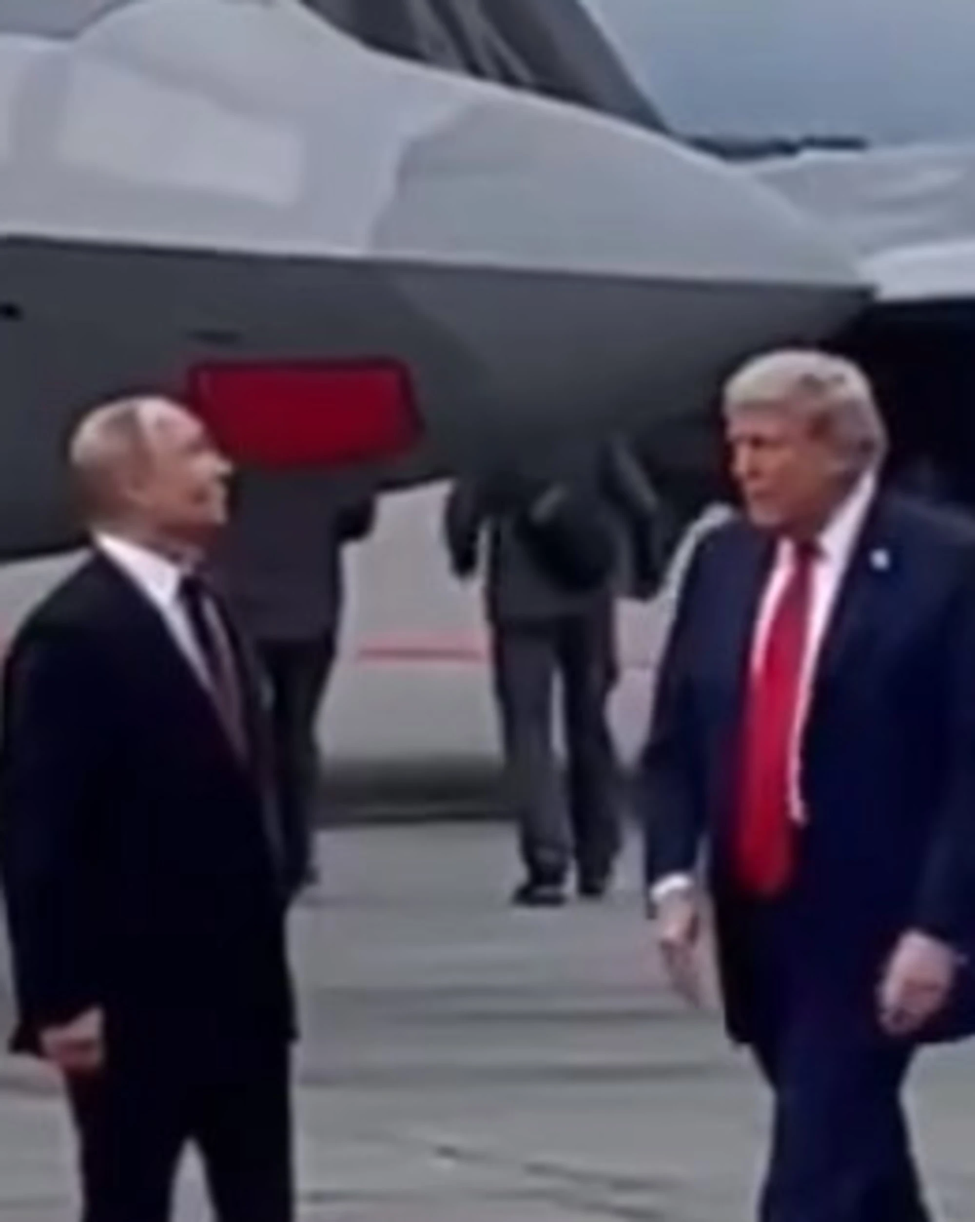 Putin, stringe la mano a Trump e alza lo sguardo: cosa stava volando sulle loro teste