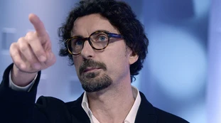 Danilo Toninelli e il coronavirus: legge il decreto leccandosi il dito