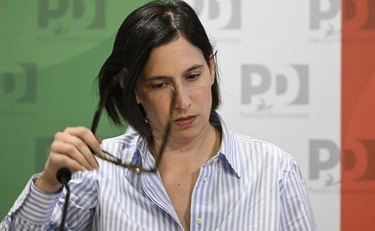 Elly Schlein da Sanchez: l'internazionale contro Giuseppe Conte