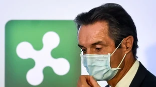 Attilio Fontana indagato per la fornitura dei camici. Anche se il dg lo scagiona