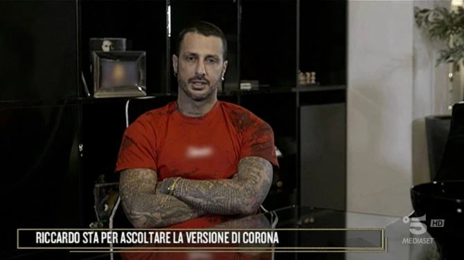 Isola dei famosi, Corona e l'insinuazione sui soldi per umiliare Fogli: "50 mila euro per il video?"