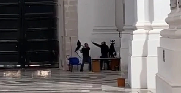 Catania, schiaffi pugni e spintoni nella cattedrale, il video