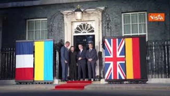 Zelensky a Londra a Downing Street per vertice con Starmer M