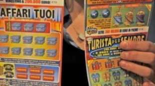 Gratta e Vinci con tanto di premio da riscuotere, sorpresa a Lecce: un uomo lo trova infilato nel finestrino della sua auto