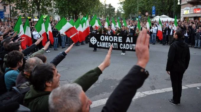 Saluto romano, secondo la Cassazione non è reato se fatto per commemorare