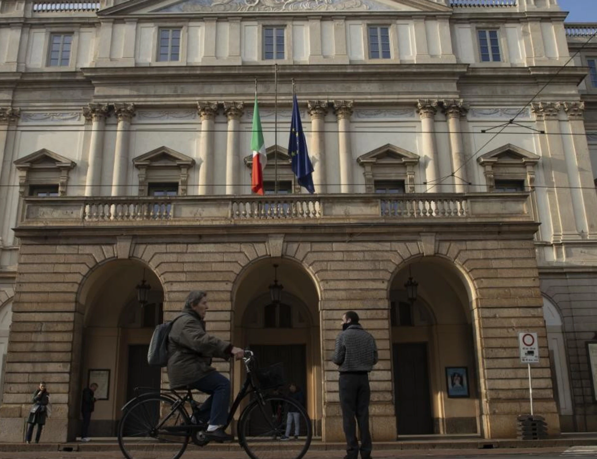 Milano, cafoni al bando: la Scala reintroduce il codice d'abbigliamento
