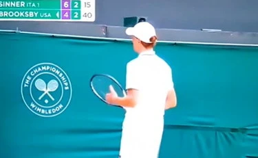 Jannik Sinner, senza precedenti a Wimbledon: "Deludente atto di vandalismo"