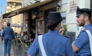 Roma, rapinato dal branco in pieno centro: c'è un carabiniere in borghese, finisce male