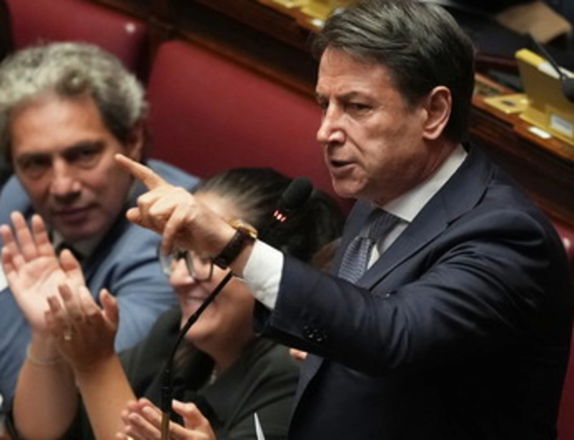 Conte, fango puro contro Meloni: "Forse al telefono coi comici"