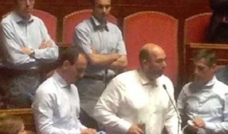 Grillini senza giacca al Senato per protesta