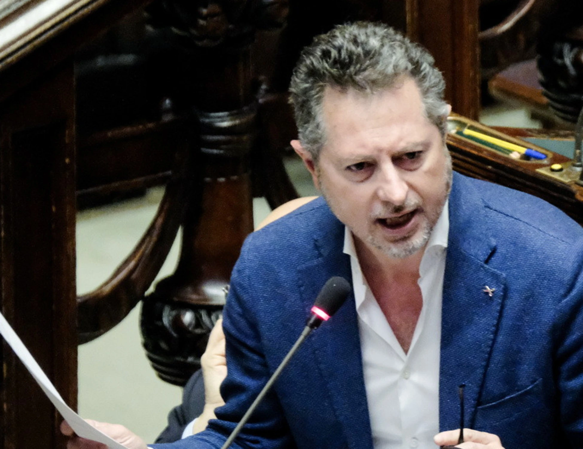 Borrelli offende Musumeci e la Sicilia: "Sugli alberi a mangiare banane", il ministro lo gela