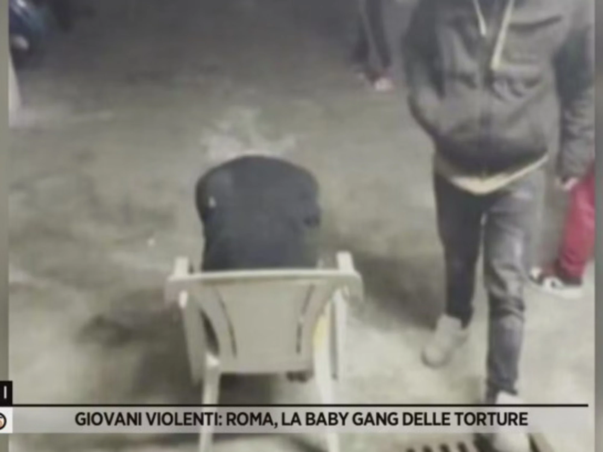 Fuori dal coro, torture e abusivi nudi: l'orrore in diretta