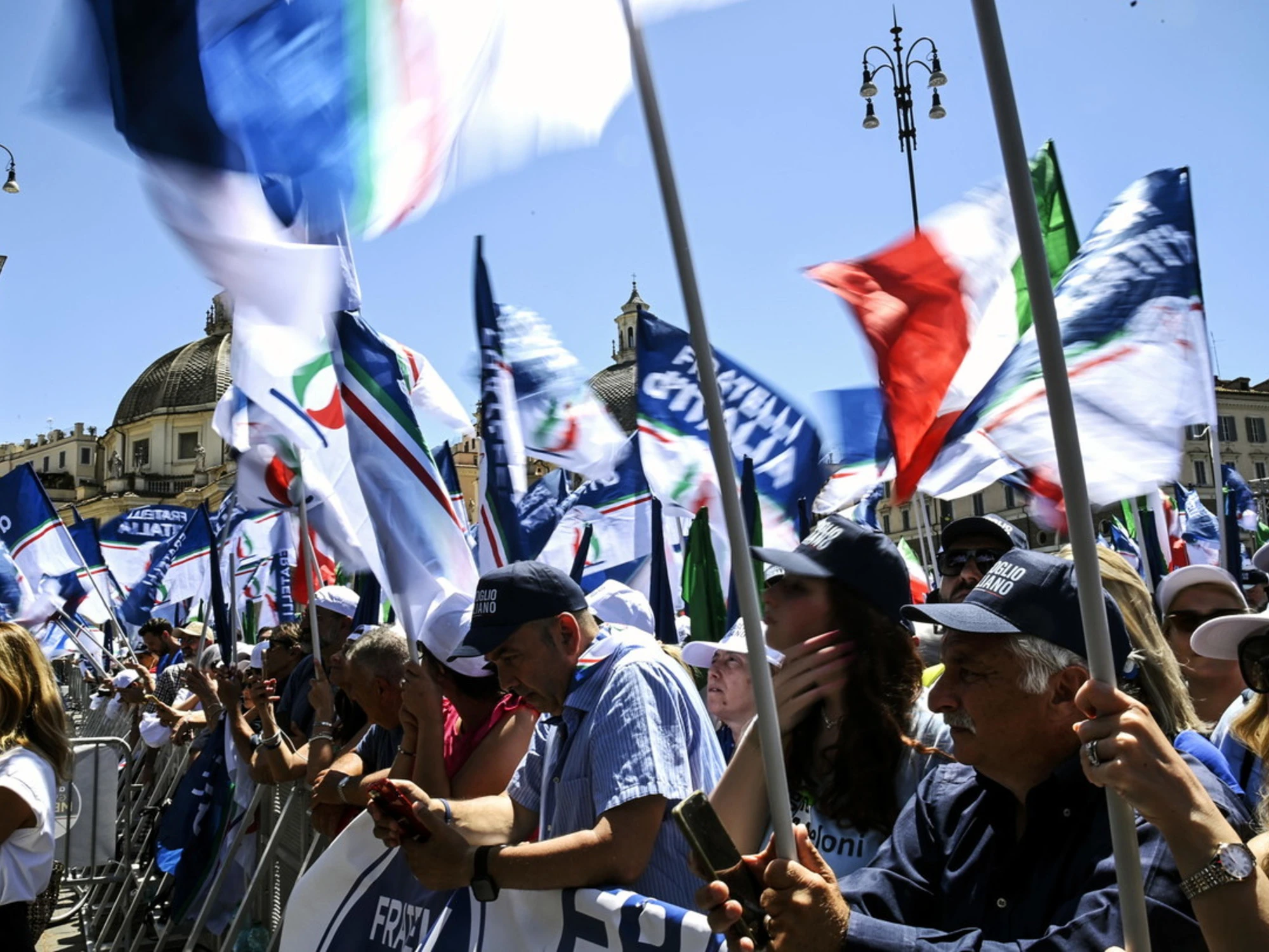 Fdi, minacce durante il volantinaggio: "Se ti pigli uno schiaffo"