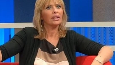 Alessandra Mussolini risponde alla bestia che la insulta su Twitter: "Tua mamma ne sa qualcosa"