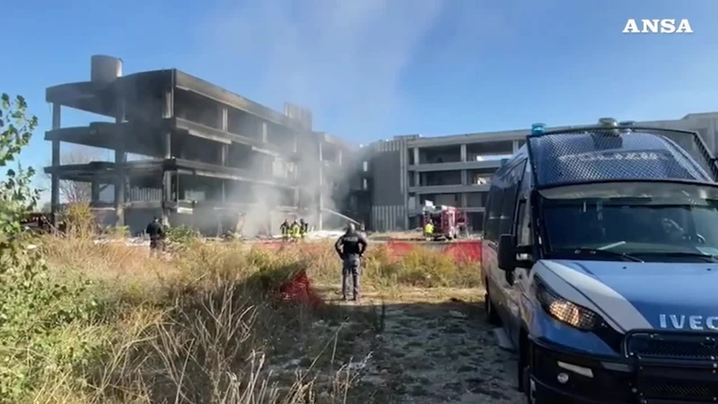 Incendio in un edificio occupato a Roma, ferito un uomo