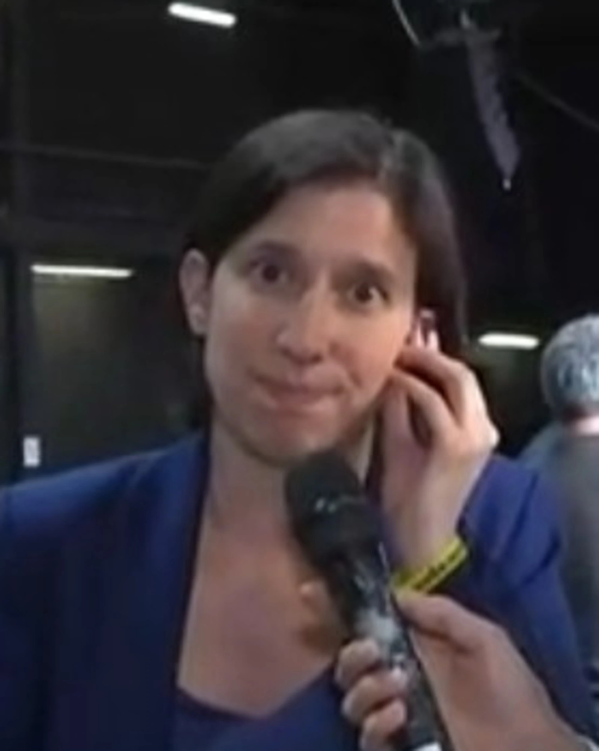 Elly Schlein, fuga dalle domande: "Sfiducia? Devo andare, perdo l'aereo"