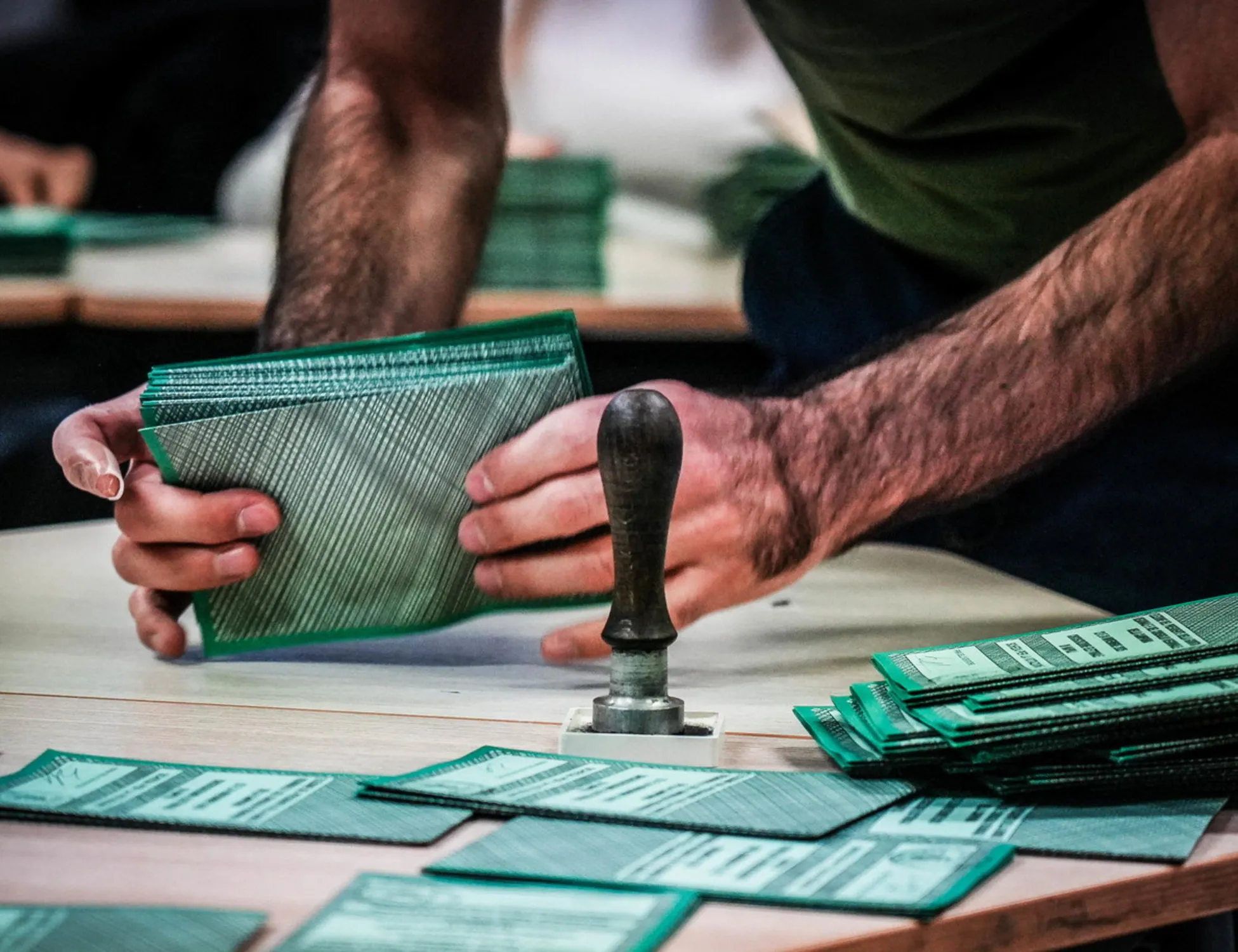 Leggi l'articolo: Referendum, brogli al voto: esplode il caso dei duplicati