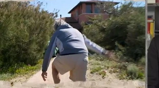 DiMartedì, Beppe Grillo fuori controllo. "Si è pentito per il video su Ciro?", il suo gesto con la mano alla inviata di Floris