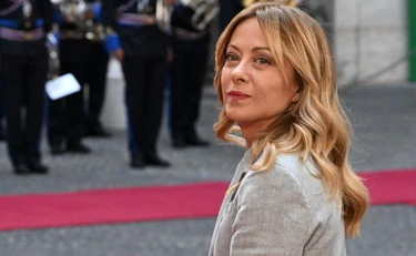 Giorgia Meloni "sistema" Elly Schlein con sole due parole: "A posto"