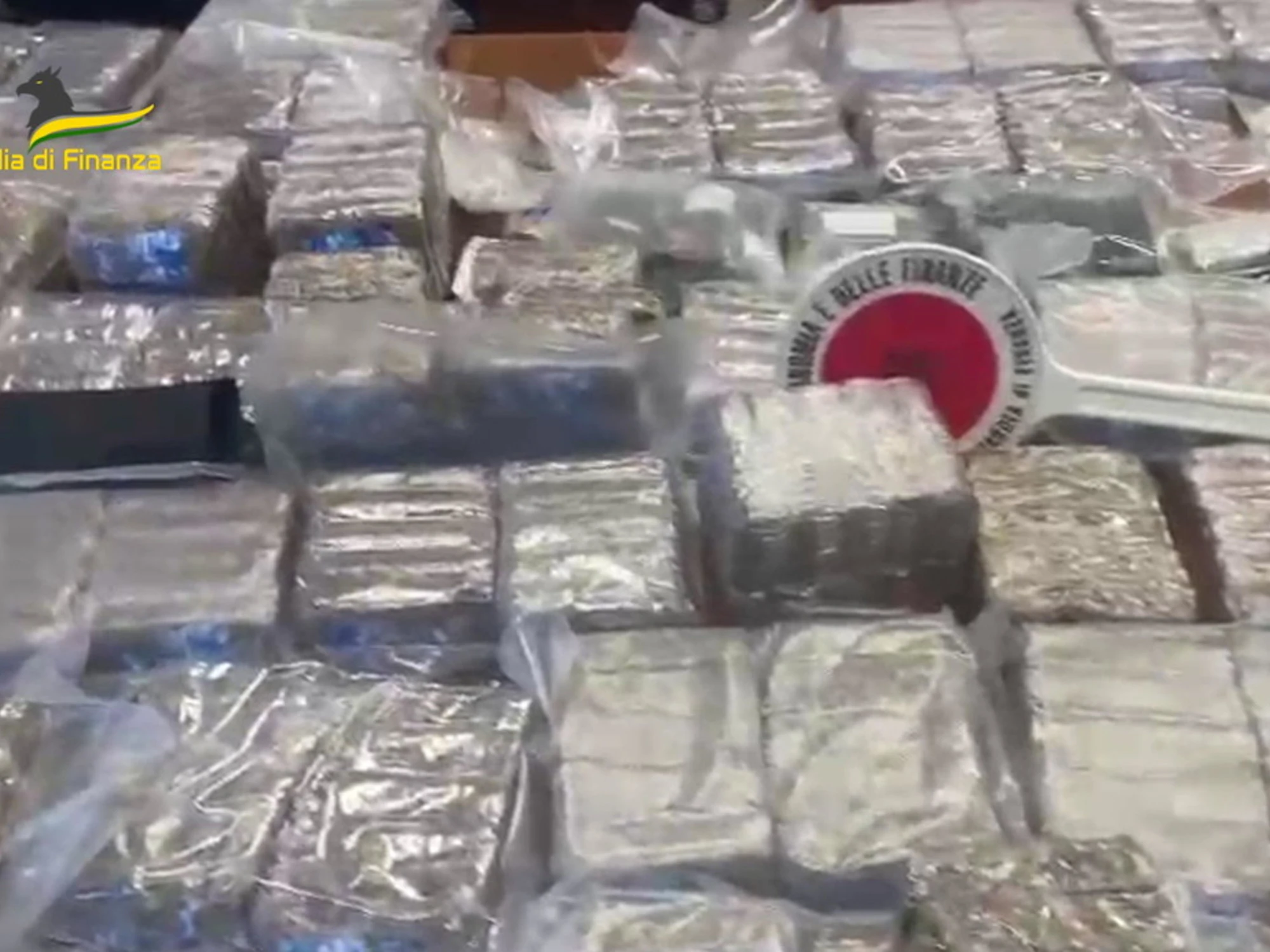 Roma, 7 kg di cocaina a casa (e i figli a scuola): chi è l'insospettabile finito in manette
