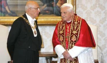 Napolitano incontra Benedetto XVIIl Papa: "Pregherò per l'Italia"