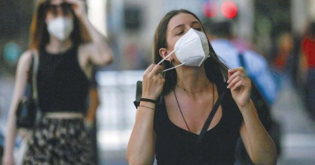 Coronavirus, tutti in mascherina anche se non serve: l'incapacità di godere della libertà ritrovata