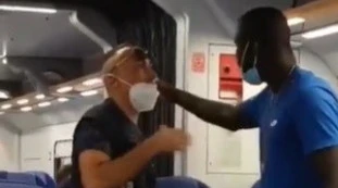 Caos in treno, "giù i piedi dal sedile": l'immigrato risponde con urla e insulti