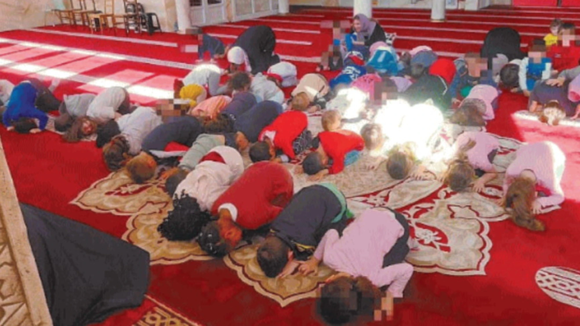 Treviso, nella moschea dei "bimbi" pregavano anche i terroristi